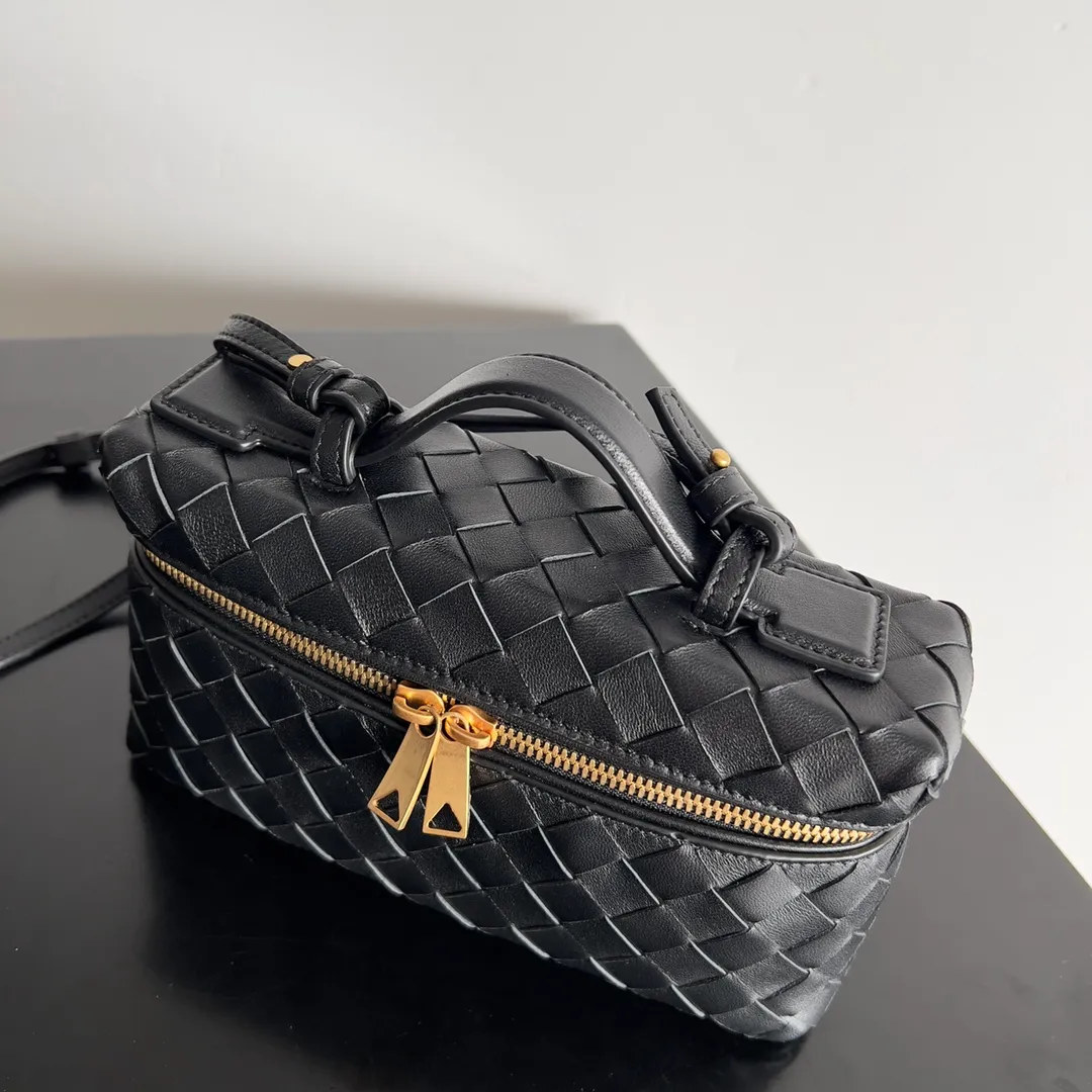 Batch 1360 Bottega Veneta 24 spring and summer woven zipper crossbody bag. A crossbody bag that can be used as a cosmetic bag. The exquisite weaving and compact body are an indispensable accessory for the upcoming summer. The double zipper also better protects the bag. It has a large capacity. If you like it, don’t miss it. Style number: 789109 Size: 22*12.5*5cm
